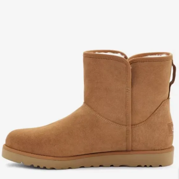 UGG Cory |I Genuine Shearling Lined Boots Sz9.5 in chestnut suedeBrand New