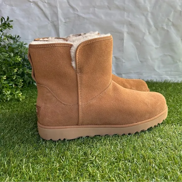 UGG Cory |I Genuine Shearling Lined Boots Sz9.5 in chestnut suedeBrand New