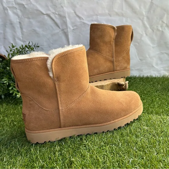 UGG Cory |I Genuine Shearling Lined Boots Sz9.5 in chestnut suedeBrand New