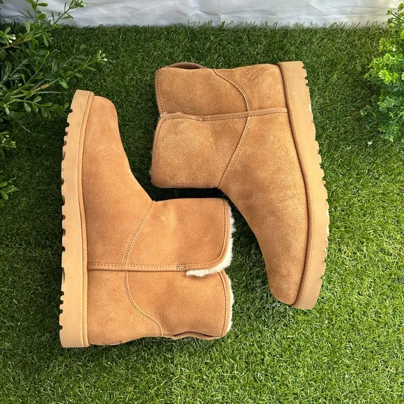 UGG Cory |I Genuine Shearling Lined Boots Sz9.5 in chestnut suedeBrand New