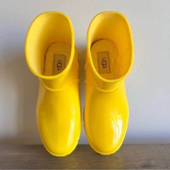 Ugg Drizlita Kids Boot Size 2 SKU#243075