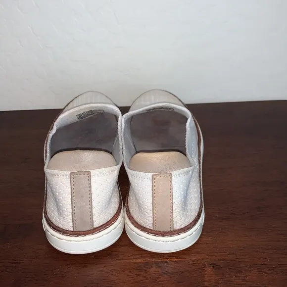 UGG SIZE 6.5 SLIP ON SHOES