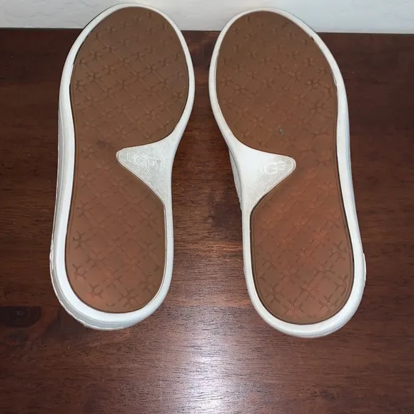 UGG SIZE 6.5 SLIP ON SHOES
