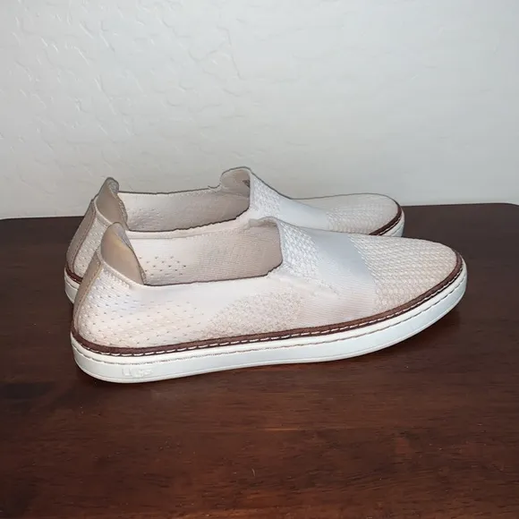 UGG SIZE 6.5 SLIP ON SHOES