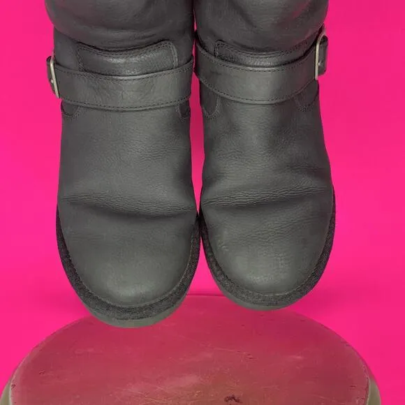 UGG Sutter Black Leather Double Buckle Sheepskin Lined Pull-On Boot Sz 7