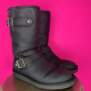 UGG Sutter Black Leather Double Buckle Sheepskin Lined Pull-On Boot Sz 7