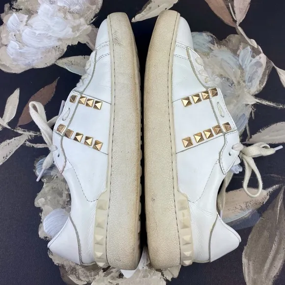 Valentino Rockstud Untitled Open in White Size 8.5.