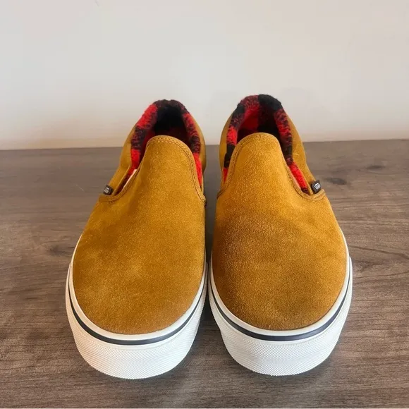 VANS Cozy Hug Unisex Slip On Shoe Size 9 or 10.5 #093