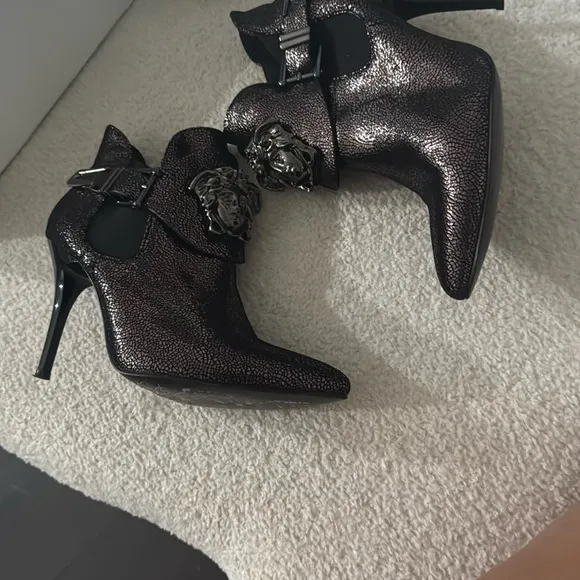 Versace Black Heeled Shoes with Luxurious Finish