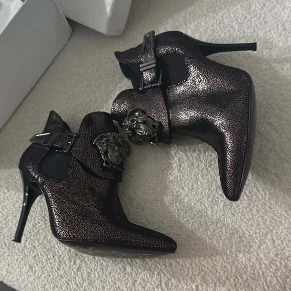 Versace Black Heeled Shoes with Luxurious Finish