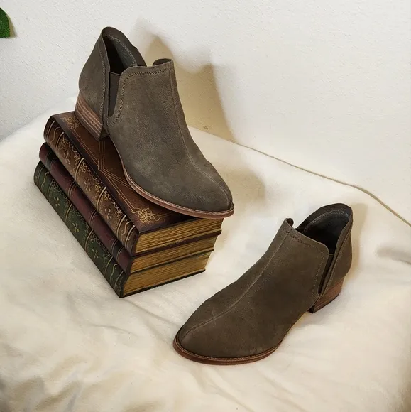 Vince Camuto Carlal Taupe Leather Booties Luxury Silk Goat Texture Ankle Boots