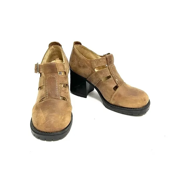 Vintage 1990s tan leather chunky keyhole cutout heeled Mary Jane shoes