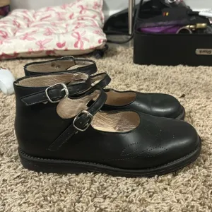 Vintage Classic Black Mary Jane Shoes with Flower