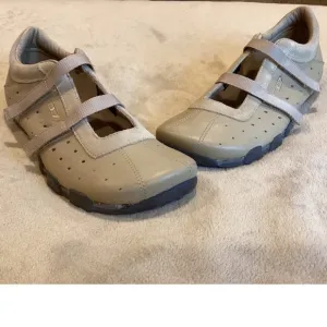 Vintage Diesel &quot;Doll&quot; Womens Leather Sneaker Size Womens US 7.5, UK 5.5, EU 38