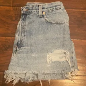 Vintage Levi’s Blue Denim Distressed Man Made Cutoff Raw Hem Shorts Casual
