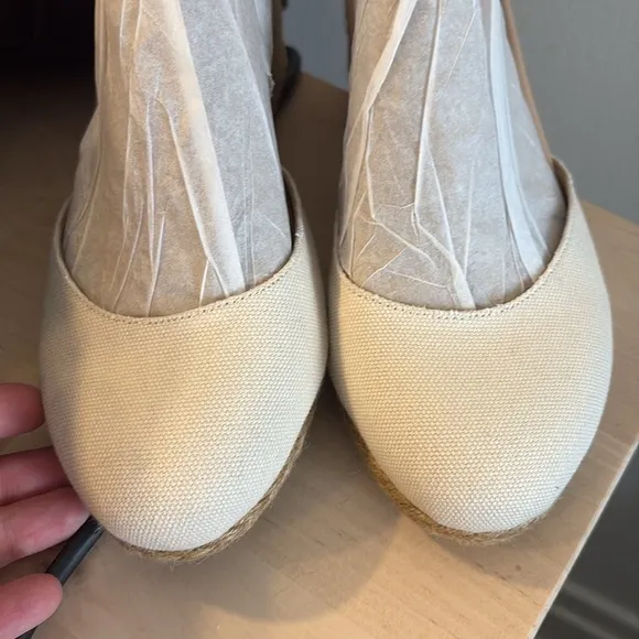 VIONIC canvas heeled espadrille beige white sandal closed toe 7 NWT