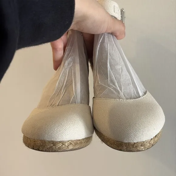 VIONIC canvas heeled espadrille beige white sandal closed toe 7 NWT