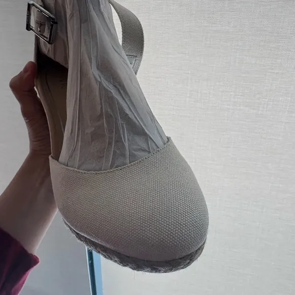 VIONIC canvas heeled espadrille beige white sandal closed toe 7 NWT