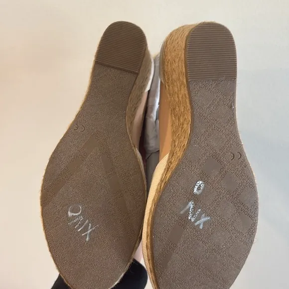 VIONIC canvas heeled espadrille beige white sandal closed toe 7 NWT