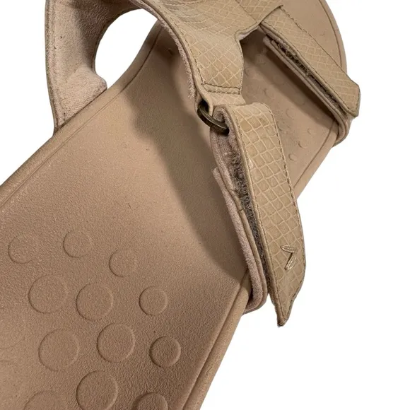 Vionic Ellie Beige Sandals Wide Straps Adjustable Buckles Slip On Open To Shoes