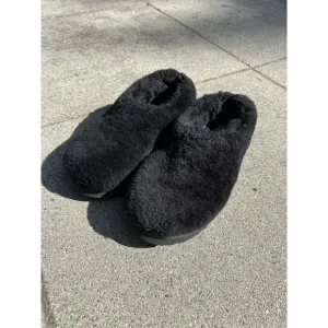 WOMENS SZ 8 BLACK UGG CLASSIC COZY BOOTIE SHEEPSKIN SHOES SLIPPERS EUC