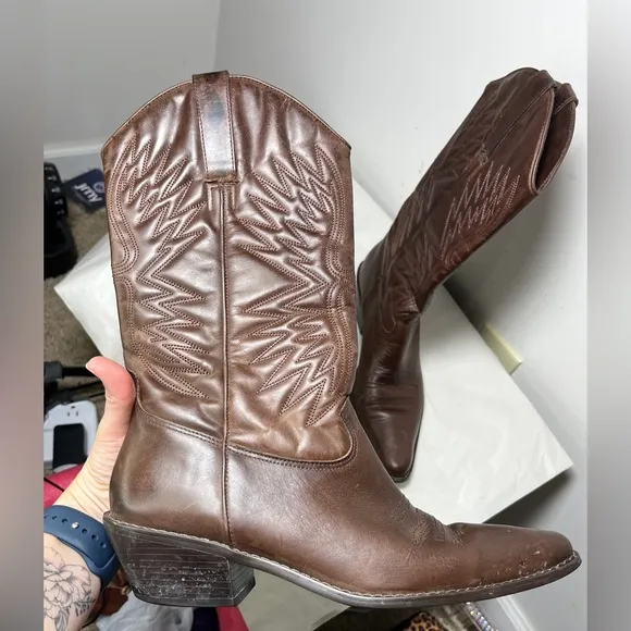 Womens sz 8M Matisse Chocolate Leather Point Toe Cowboy Western Pull Up Boots