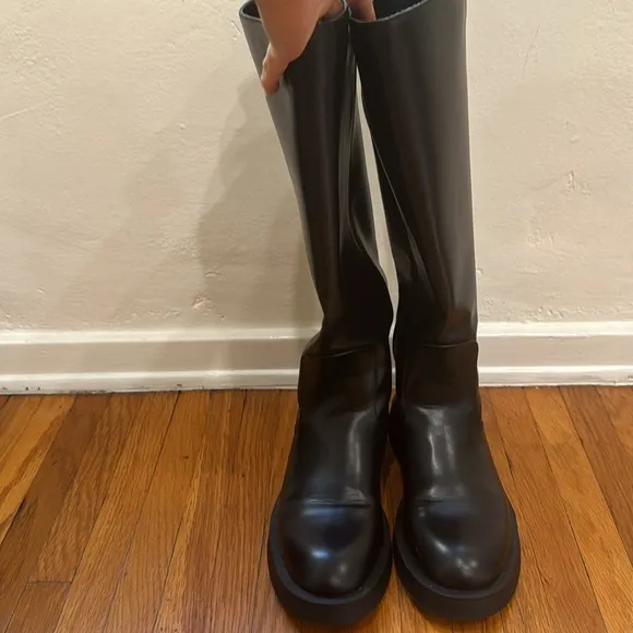 ZARA - WOMEN’S FLAT KNEE HIGH BOOTS - SIZE 7 1/2