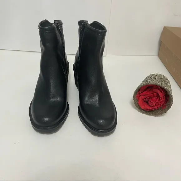 Zodiac Women's Black Greyson Lug-Sole Boots - New In Box- Size 8.5 - Reemoly
